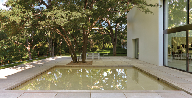 Recovered Moderism: A landscape matrix enriches a Dallas hacienda