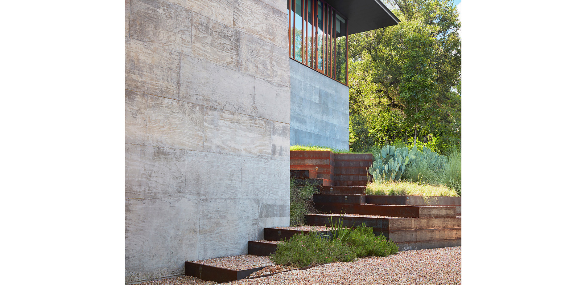 Traversing through the lower garden, the angles of the steel stepped walkway create a sequence of focal pauses to enjoy native plantings and the preci…