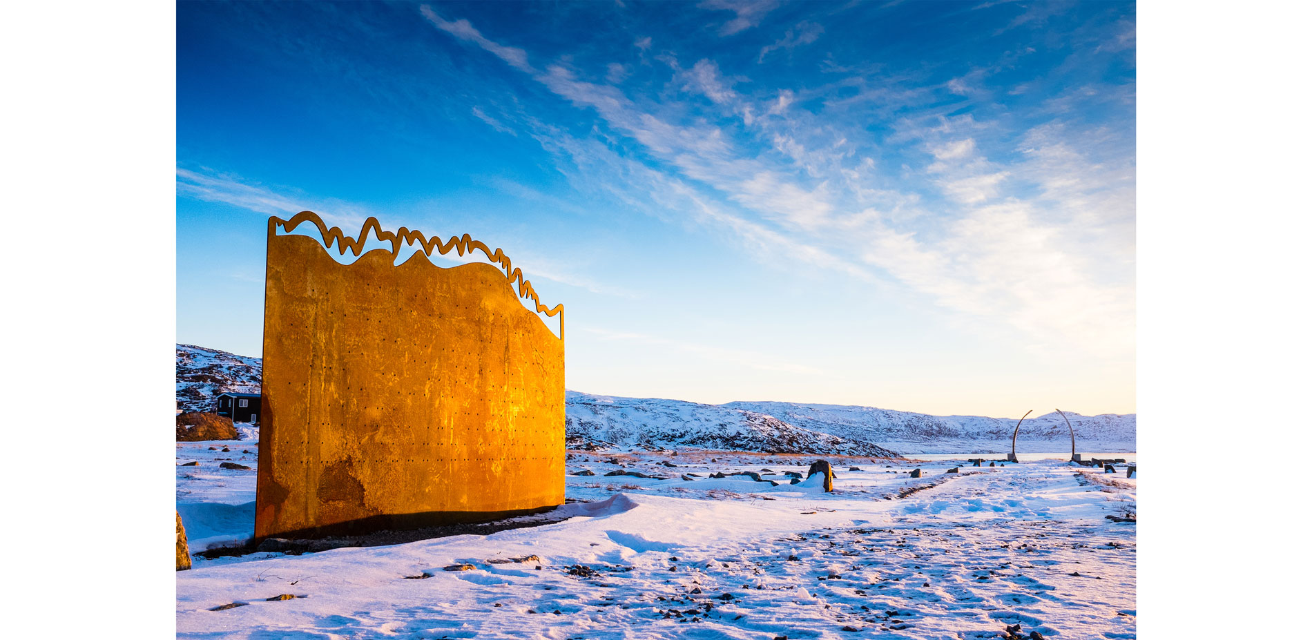 Rust colours of the weathering steel memorial wall are animated over time by the salty air…