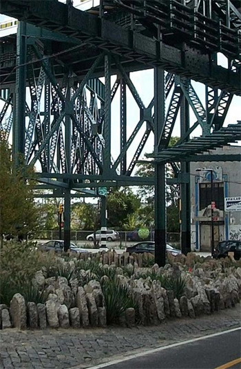 Concrete shard barriers at Queens Plaza / Margie Ruddick Landscape 