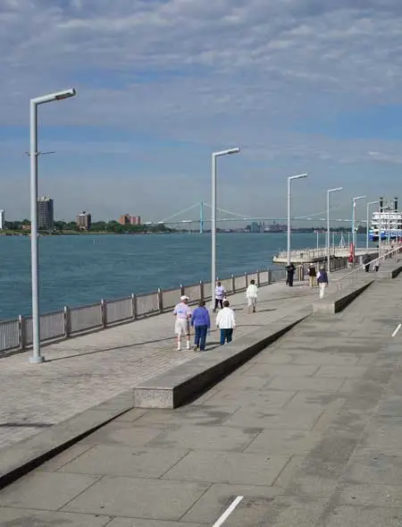 Detroit river boardwalk / Jared Green 