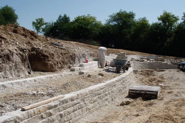 Lannonstone Retaining wall under construction image: Chris Miracle