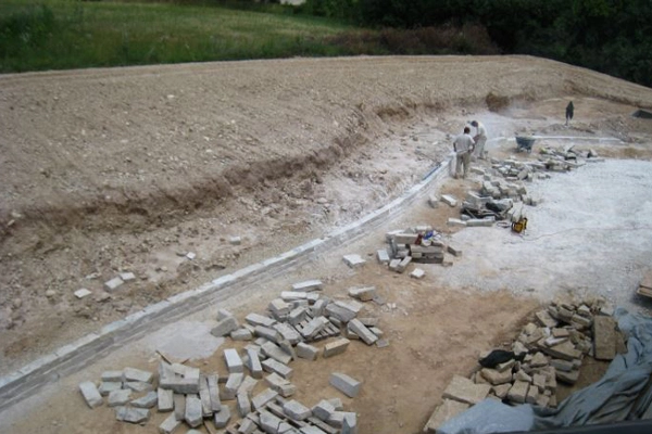 Lannonstone Retaining wall under construction image: Chris Miracle