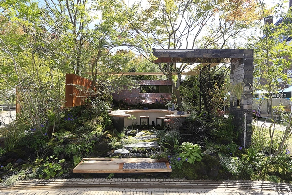 “Mode of Garden” by Konishi Noriaki of Japan image: Huis Ten Bosch 