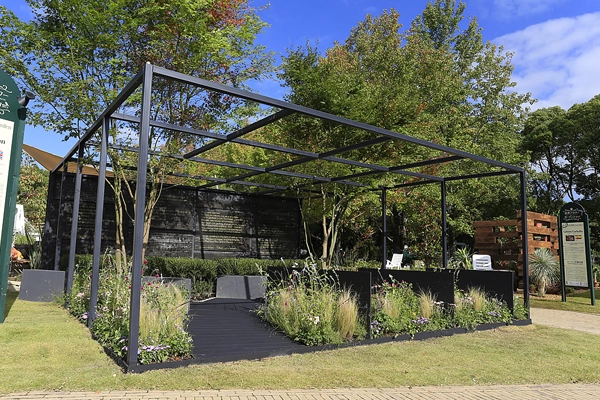 “Garden of Poetic Imagination” by Philip Nixon (www.philipnixondesign.com) from UK image: Huis Ten Bosch 