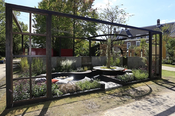 “Tea Garden” by Ross Uebergang (www.rossu.com.au) from Australia image: Huis Ten Bosch 