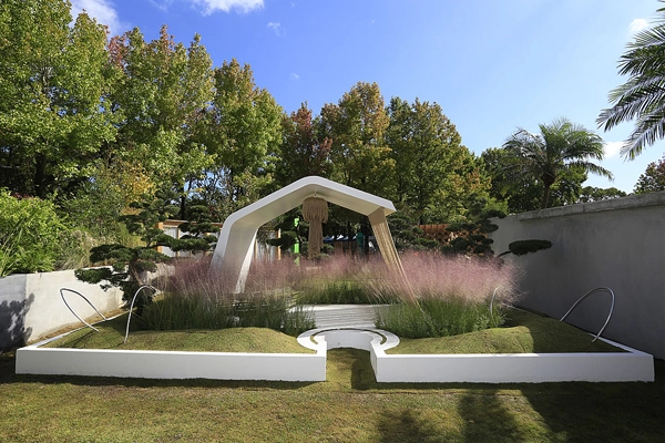 “Serenity” by Leon Kluge (www.klugeluutomesdesign.com ) from South Africa image: Huis Ten Bosch 