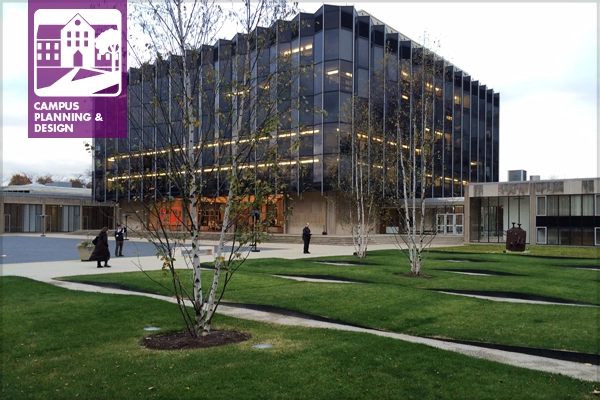 Sustainable campus management and innovative site design were discussed during the “Stewardship of a Grand Campus Legacy: the University of Chicago” field session image: Dean Gregory