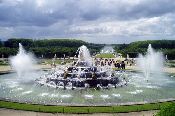 Versailles' Latona Fountain image: Kaitlyn Hay