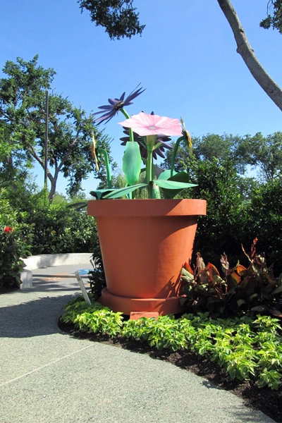 Whimsical sculptural flowers image: Lisa Horne