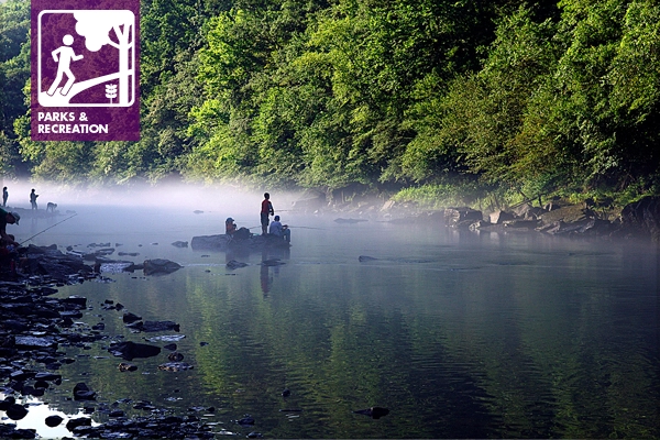 Kid’s free fishing event image: USFWS photo by Larry Jernigan via the Every Kid in a Park media kit