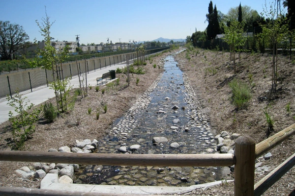 The Tujunga Wash Greenway recreates a historic streambed in Los Angeles, allowing runoff to percolate into the depleted aquifer. The concrete flood channel (left, beyond the trail) remains in place to handle runoff from large storms. image: Water Education Foundation