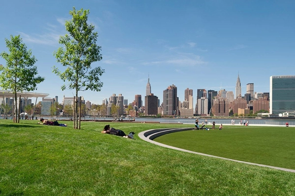 Hunter’s Point South Waterfront Park, 2014 Honor Award Winner, General Design Category image: Wade Zimmerman