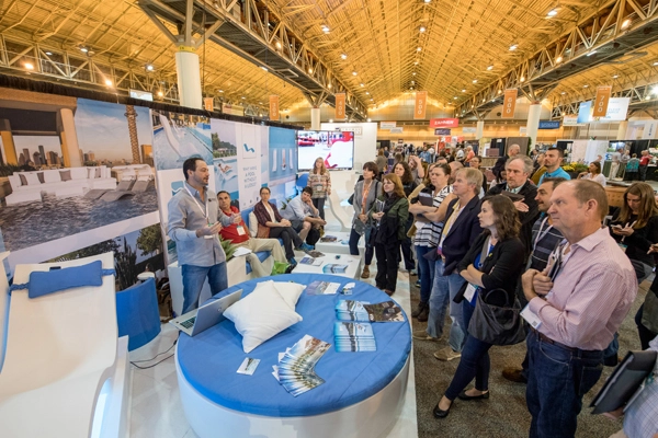 At Ledge Lounger Inc., Design-Build / Residential Landscape Architecture PPN EXPO Tour attendees learned more about including the pool environment in designs to extend residential landscape projects and create complete outdoor living spaces. image: Event Photography of North America Corporation (EPNAC)