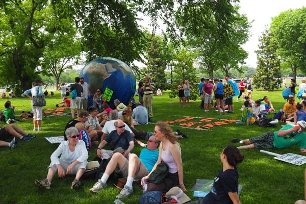 Marchers take a break in the shade by the Ellipse south of the White House / image: Alexandra Hay