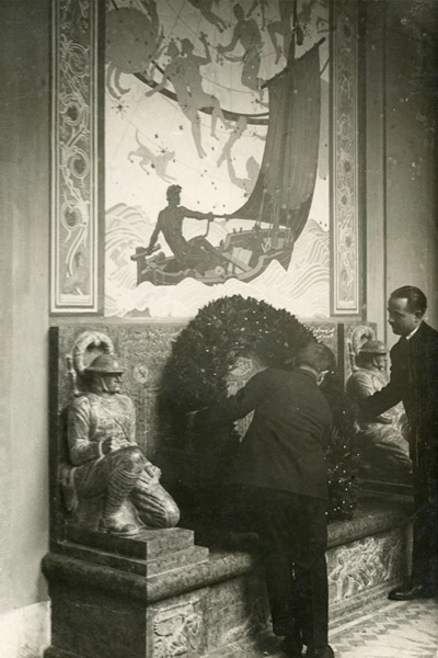 Laying a wreath at the Thrasher-Ward Memorial (undated), American Academy in Rome / image: Photo Archive, American Academy in Rome, photographer unknown, used with permission