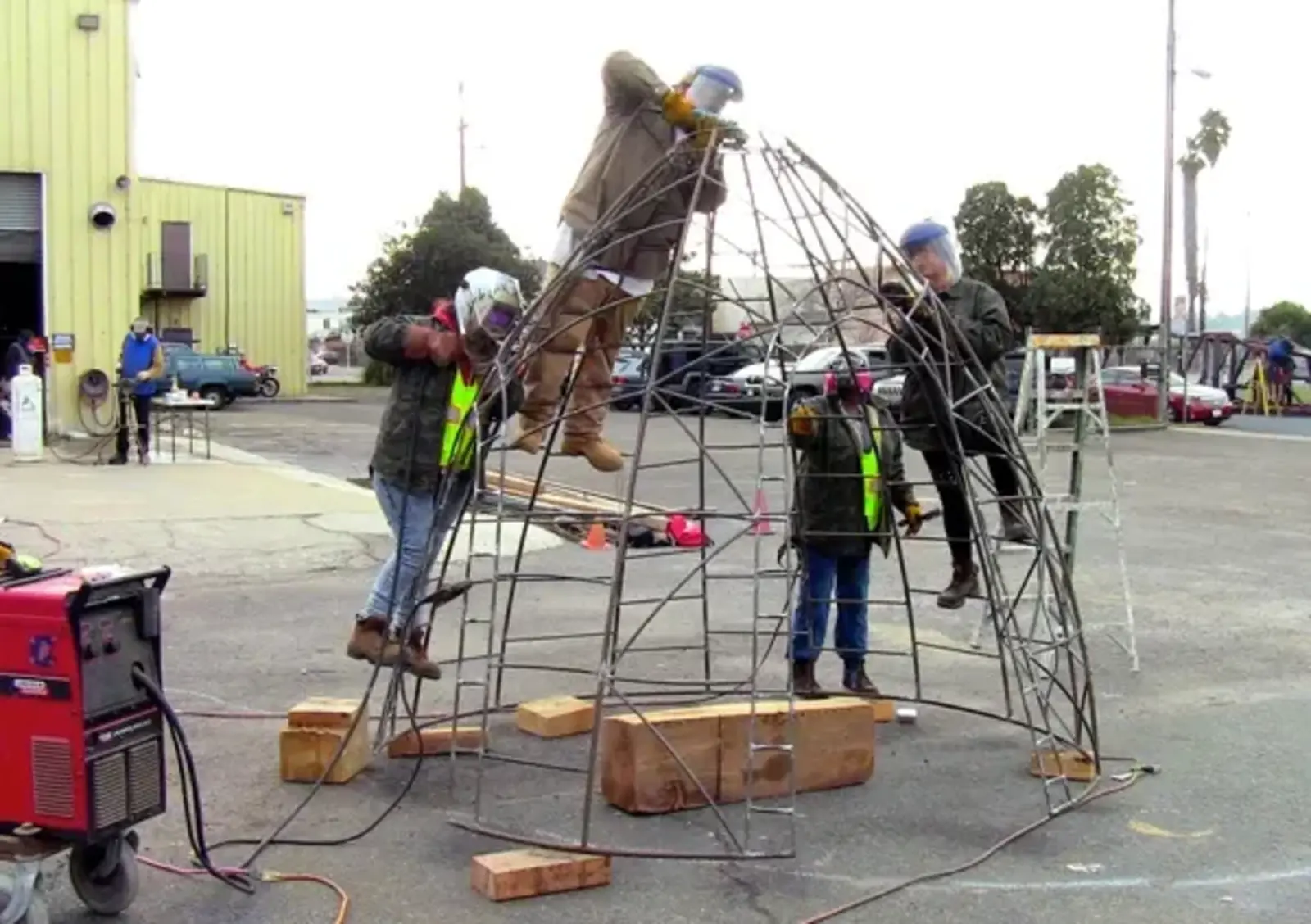 Play element construction / Pogo Park